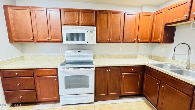 Building Photo - 732 N Halifax Ave