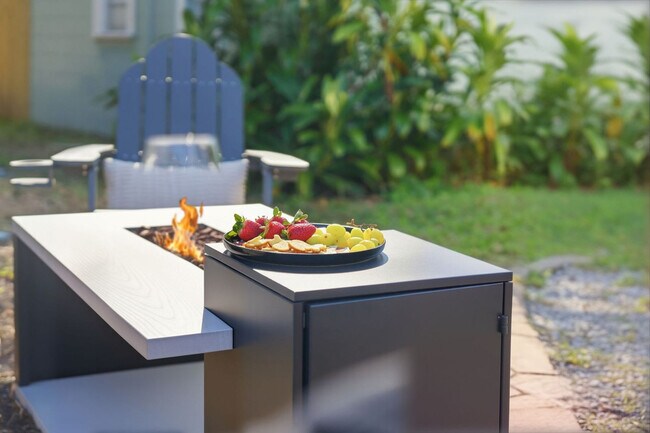 Building Photo - 720 1/2 West Woodlawn Avenue-SI ID1271939P