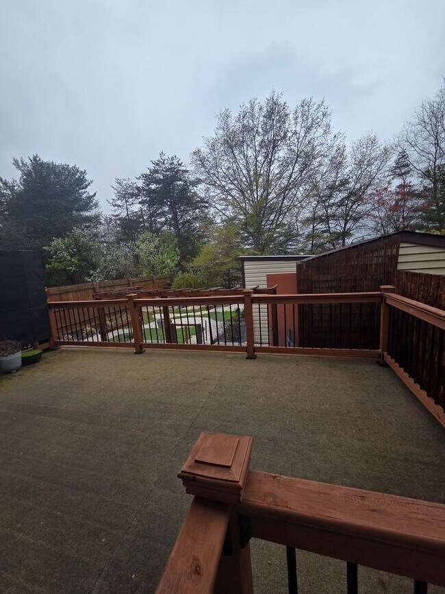 Building Photo - Serene Living in a Quiet Lakeside Community