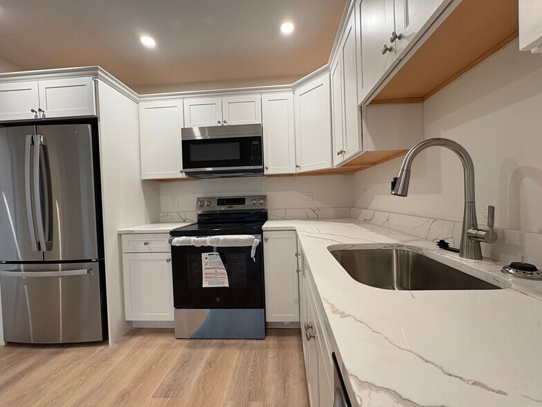 Building Photo - 154 Granite St