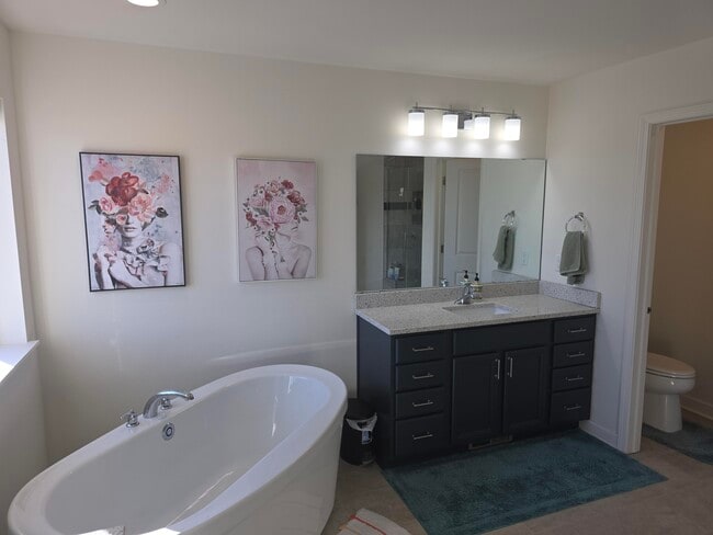 Building Photo - W240N5649 Holly Ct