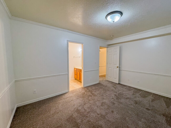 Building Photo - 1611 N Grandview Ln