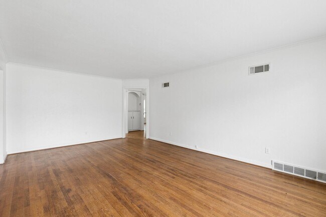 Building Photo - 1108 Larchmont Ln