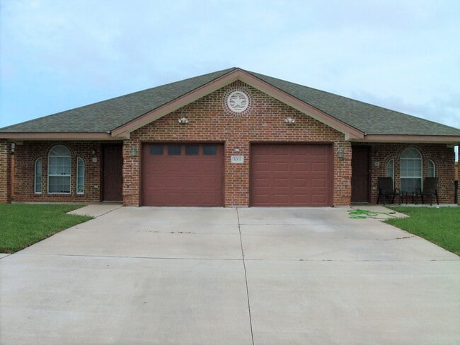 Primary Photo - Well-Maintained Home Near Clear Creek Gate...