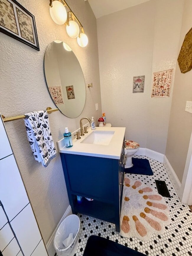 Building Photo - *West side charmer completely remodeled, mid century flare!