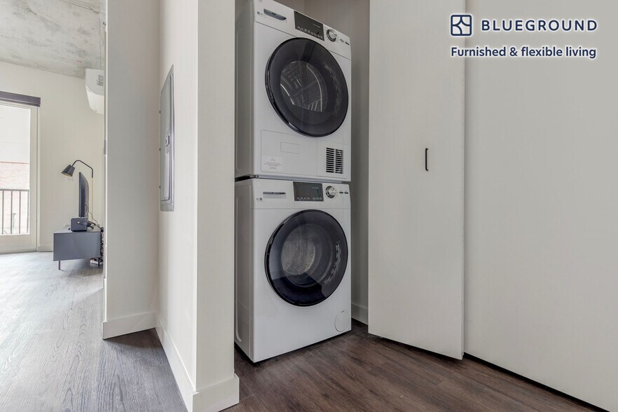 Building Photo - 411 W Chicago Ave