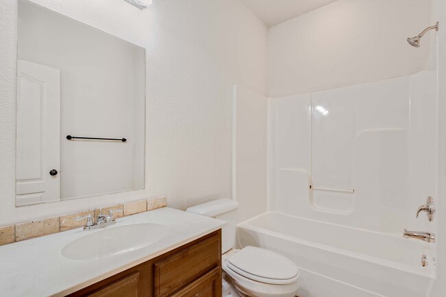 Building Photo - 1/2 OFF FIRST MONTH RENT - 3 bed, 2 bath C...
