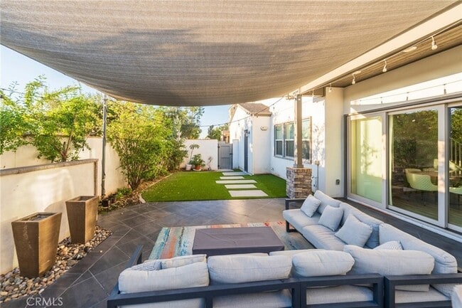 Building Photo - 102 Spectacle