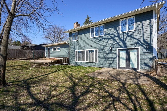 Building Photo - Charming 3-Bedroom Retreat with Finished Basement & Cozy Fireplace in Shoreview!
