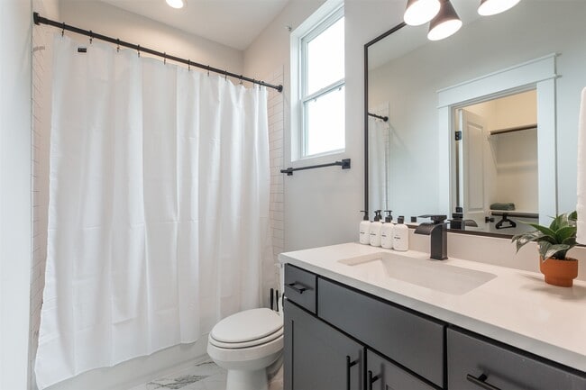 Building Photo - 605 Middle St