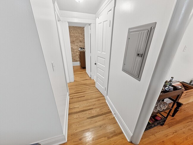 Building Photo - Large 2 BR/ 1 BA in Fantastic Wicker Park Location