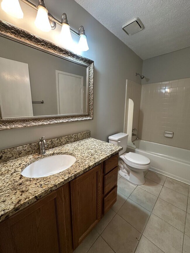 Building Photo - 2 bed/2 bath condo in great Roswell location