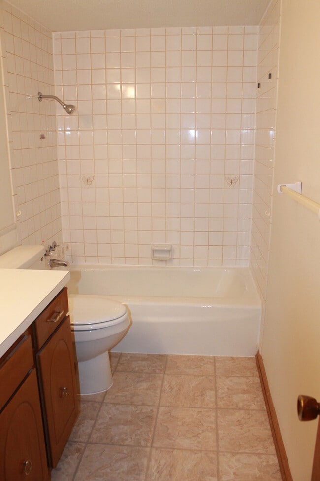 Building Photo - Fresh, Clean, Updated!