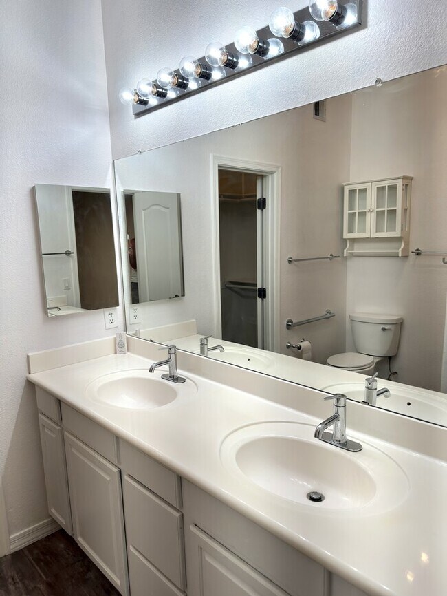 Building Photo - Gorgeous 2 bedroom / 2 bath condo in The E...