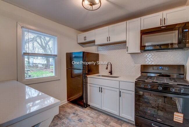 Building Photo - 1665 W 40th Ave