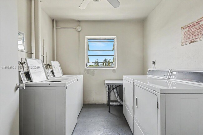 Building Photo - 3150 N Palm Aire Dr