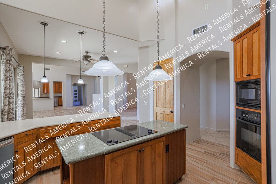 Building Photo - 14731 E Dixileta Dr