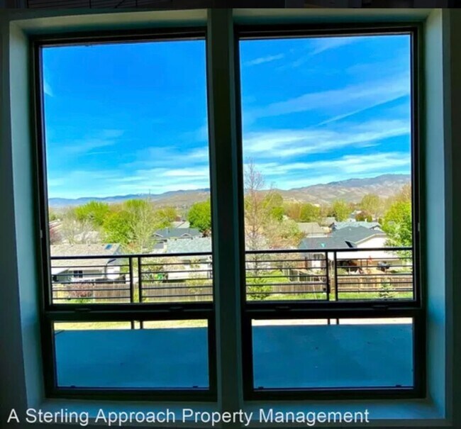 Building Photo - Close to Micron! Luxury Town Home With Two...