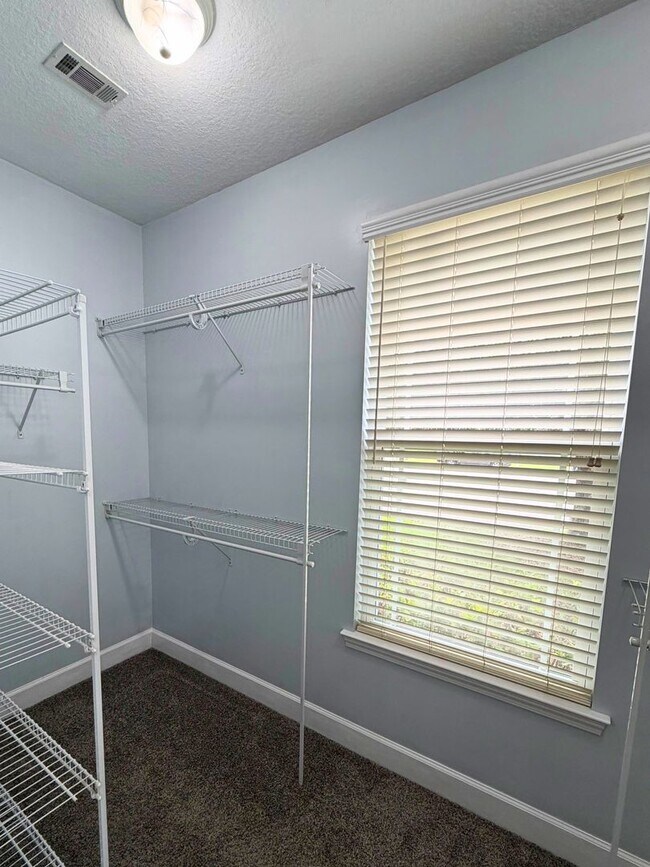 Building Photo - Woof and Meow Friendly! 4/3 with a fenced in yard!
