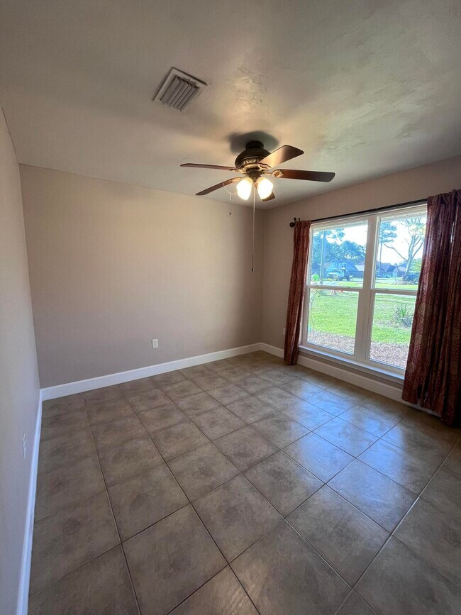 Building Photo - 540 E Timberlake Dr