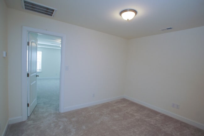 Building Photo - 206 Oakchest Ct