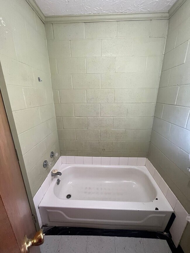 Building Photo - 2 Bed 1 Bath Apartment