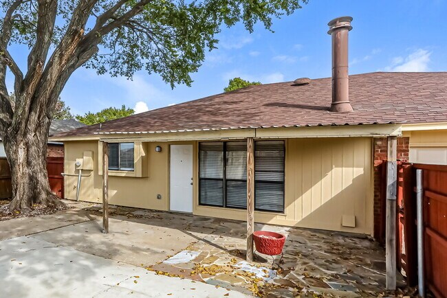 Building Photo - 2618 San Saba St