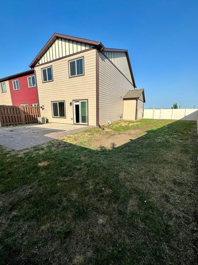Building Photo - 3 Bedroom Townhome