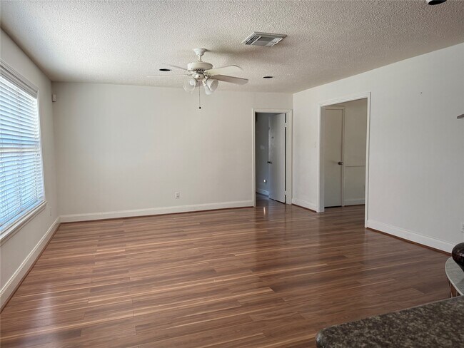 Building Photo - 2914 Shadowdale Dr