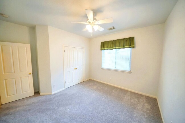 Building Photo - Spacious & Updated 3-Bedroom Home in Deer ...