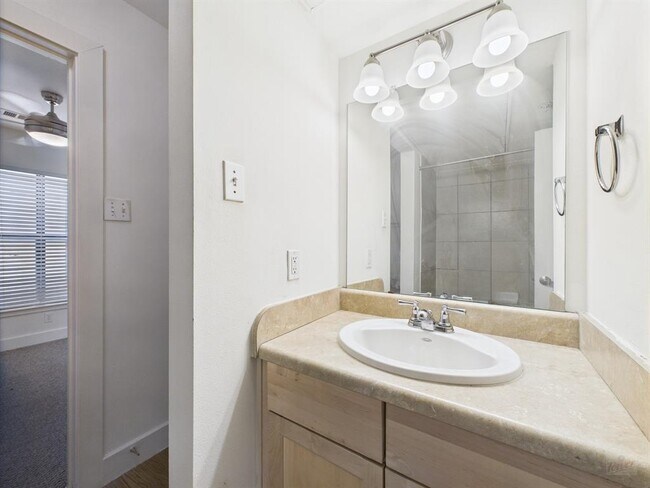 Building Photo - 711 W 32nd St