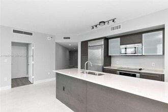 Building Photo - 500 Brickell Ave
