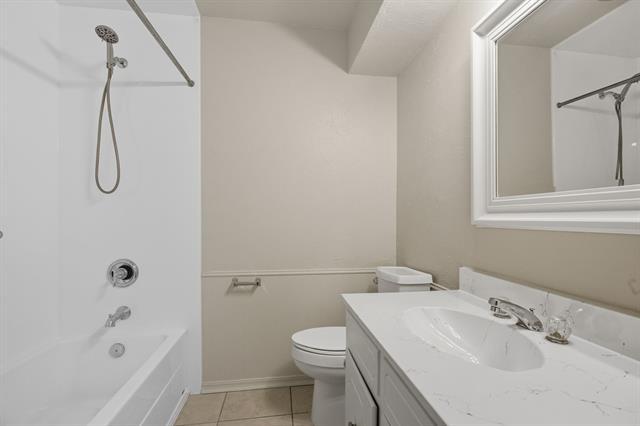 Building Photo - 10304 Oak Creek Dr