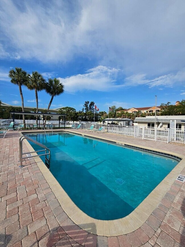 Building Photo - Newly Renovated South Tampa One Bedroom, O...