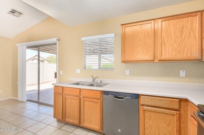 Building Photo - Move In Ready!  3 Bed, 2 Bath w/2 Car Garage