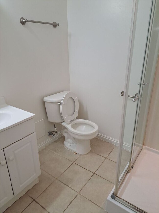 Building Photo - End unit townhome with basement suite!!