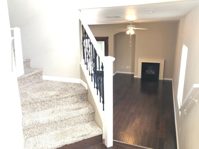 Building Photo - 3 BEDROOM & 2.5 BATH TOWNHOME LOCATED IN G...
