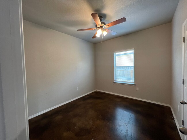 Building Photo - Luxury 3/2 Duplex in Seguin, Texas