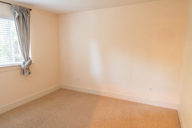 Building Photo - 4bd/2.5ba Seattle Home