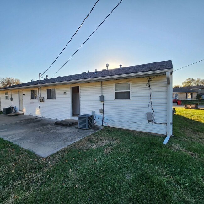 Building Photo - 2 Bedroom, 1 Bathroom Duplex Unit in Indep...