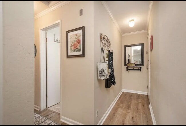 Building Photo - "Charming 1-Bed Sanctuary with Hardwood Floors & Central Vacuum in San Mateo!"