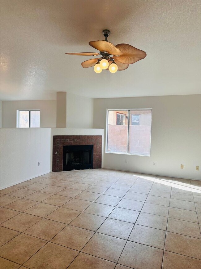 Building Photo - LOVELY HOME - 2 BEDROOM PLUS LARGE DEN - LARGE YARD