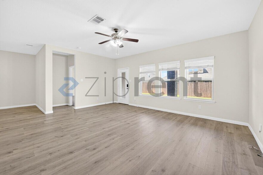 Building Photo - Unit