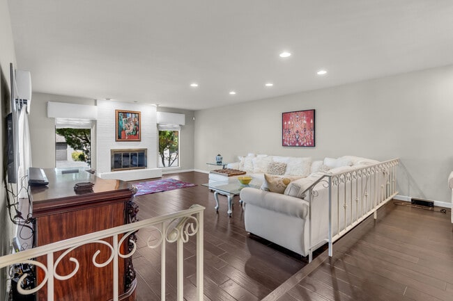 Building Photo - 4953 Lakeridge Terrace W