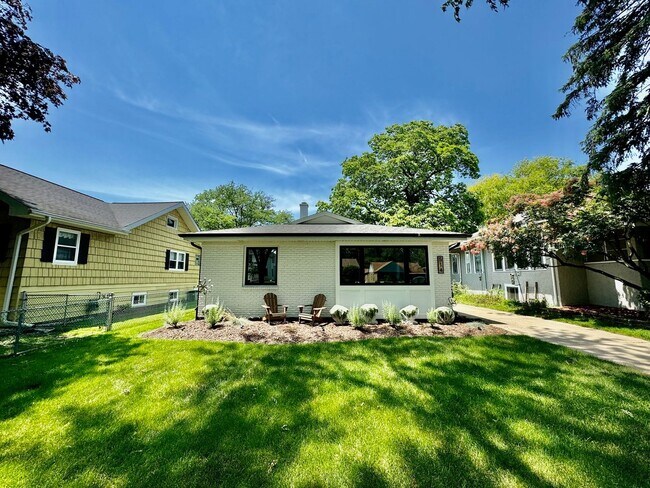 Building Photo - Home in Villa Park