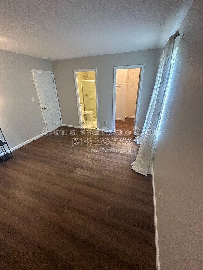 Building Photo - 425 Westglen Village Dr