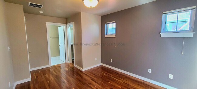 Building Photo - (August Free!) Beautiful 3 Bed 2.5 Bath To...