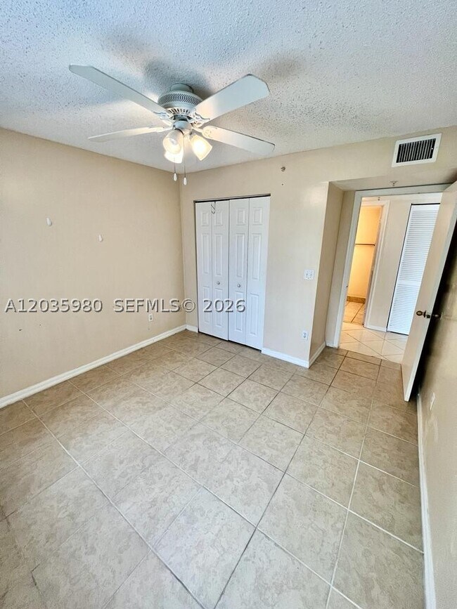Building Photo - 400 Crestwood Ct N