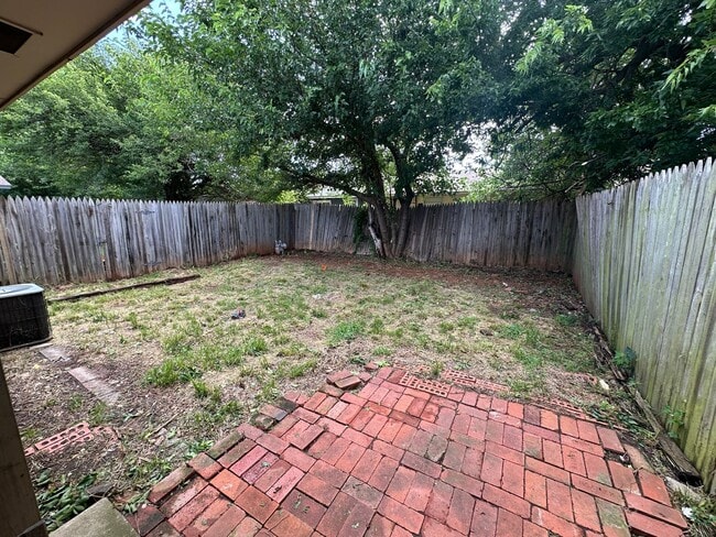 Building Photo - 2 Bedroom 1.5 Bath