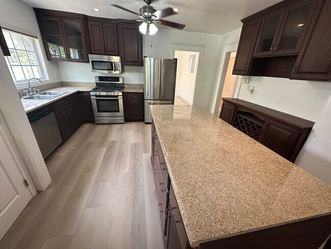 Kitchen - 6551 Fountain Ave